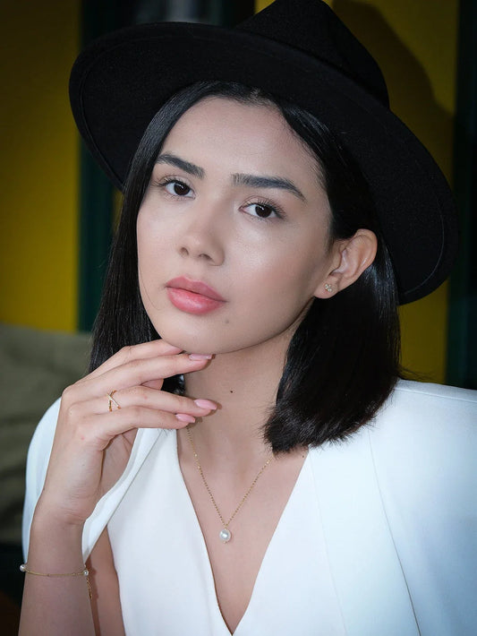 One Pearl Necklace